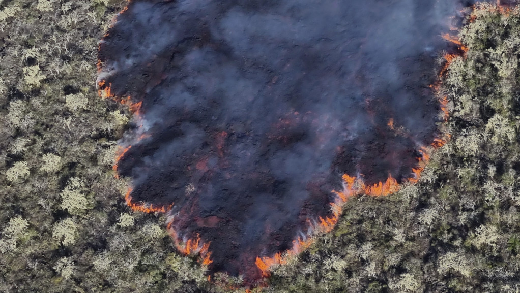 Erupcija vulkana na Galapagosu - lava i oblaci pepela iznad ostrva