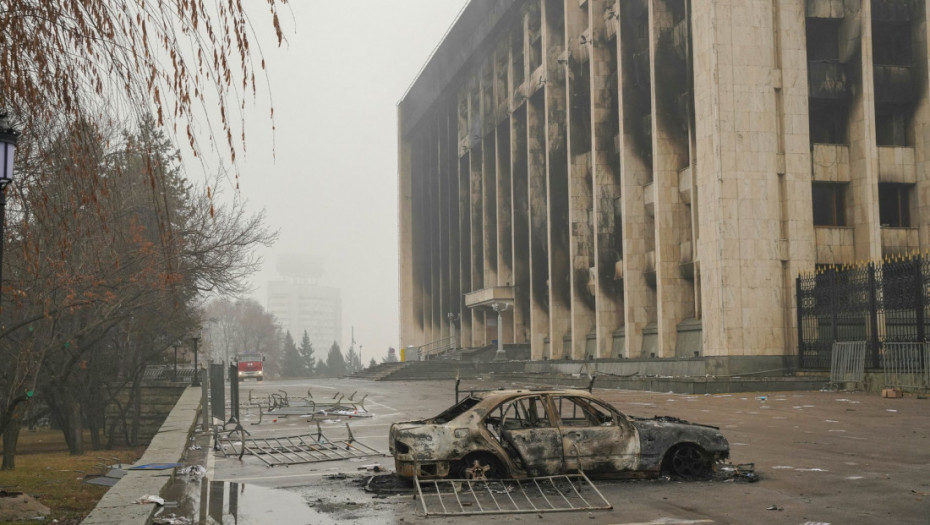 U Almatiju počeo policijski čas, u predgrađima se čuju pucnji