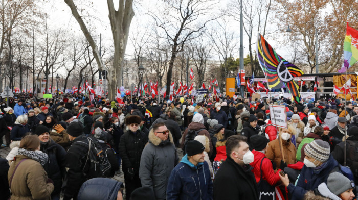 Novi protesti protiv kovid mera u Austriji: 10.000 građana na ulicama Beča, policija upotrebila biber sprej