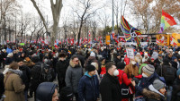 Novi protesti protiv kovid mera u Austriji: 10.000 građana na ulicama Beča, policija upotrebila biber sprej