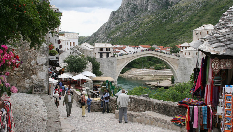 Stradao muškarac u obrušavanju zida na Španskom trgu u Mostaru