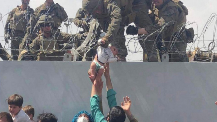 Beba predata vojniku preko žice u Kabulu ponovo sa rođacima