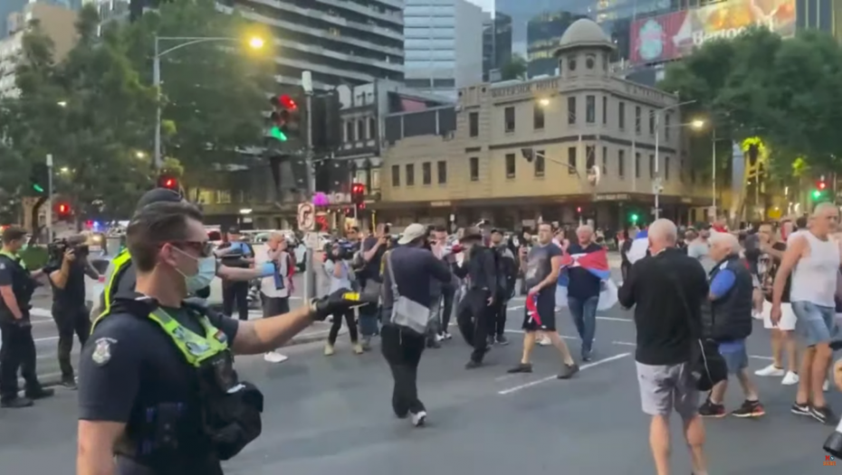 Policija došla ispred zgrade u kojoj je bio Novak, okupili se i fanovi – upotrebljen biber sprej