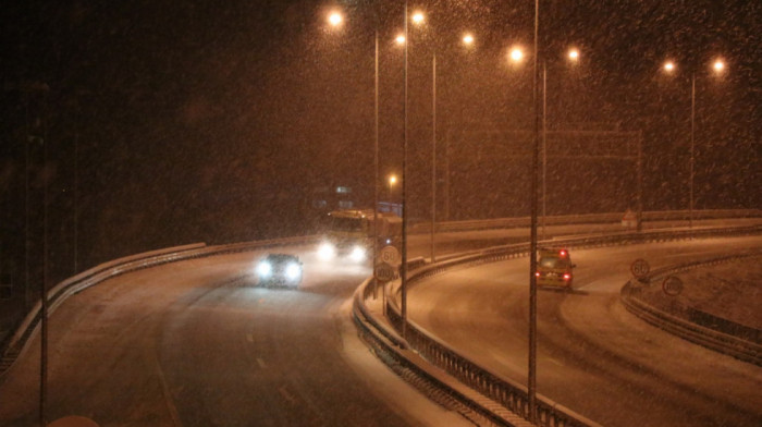 Nekoliko vozila sletelo sa novosadskog auto-puta, otežan saobraćaj na deonici Novi Banovci - Batajnica