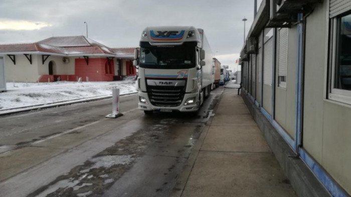 AMSS: Kamioni na Bogojevu čekaju 18, a na Bezdanu 10 sati