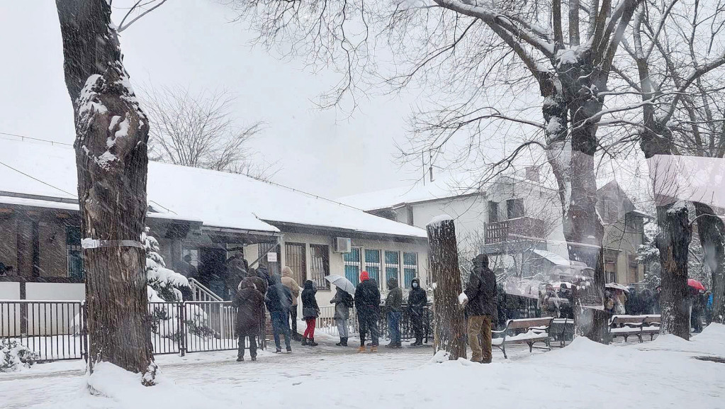 Gužve ispred kovid ambulanti: Temperatura ispod nule, pada sneg, a ljudi satima čekaju na pregled