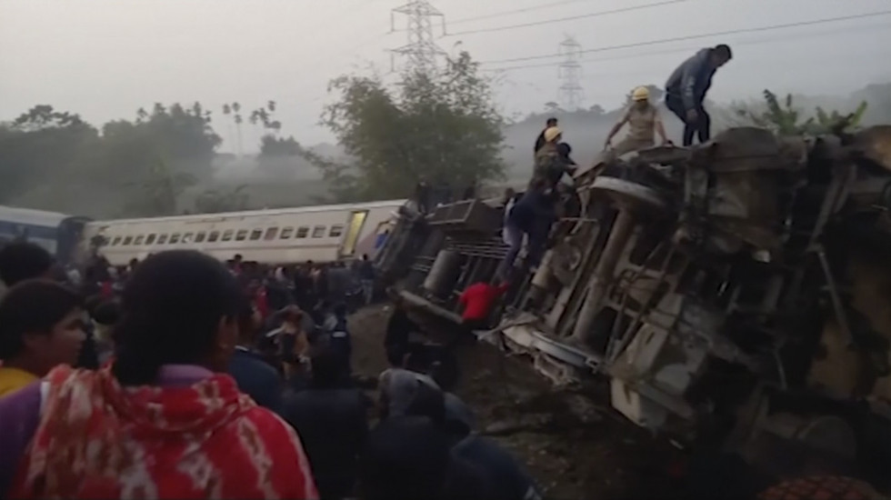 Železnička nesreća u Indiji: Voz iskočio iz šina, ima mrtvih