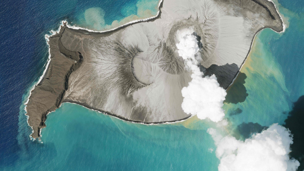 Pepeo od vulkanske erupcije zagađuje vodu za piće na Tongi: Prijavljen je nestanak jedne Britanke