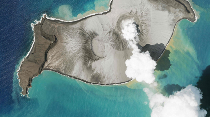 Pepeo od vulkanske erupcije zagađuje vodu za piće na Tongi: Prijavljen je nestanak jedne Britanke