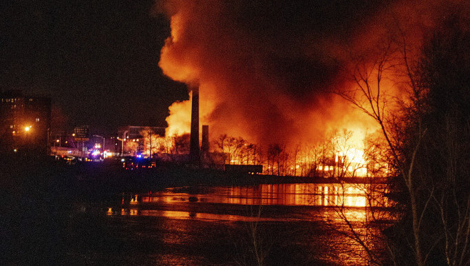 Veliki požar u skladištu sa plastikom i hemikalijama u Nju Džersiju, neprijatan miris stigao do Njujorka