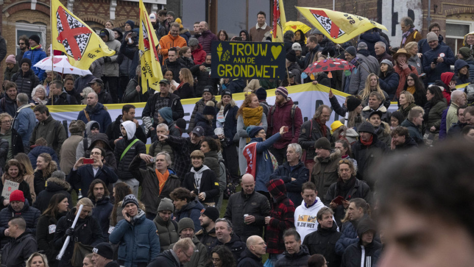 U Holandiji protesti protiv anti-kovid mera: Hiljade demonstranata na ulicama, zemlja beleži rekorde u broju zaraženih