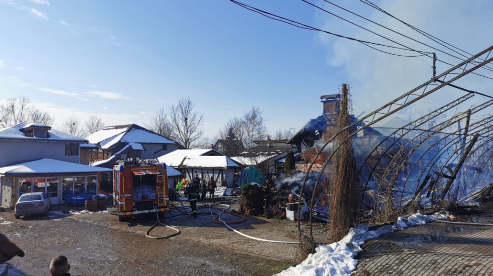 Vatra progutala etno restoran na Ibarskoj magistrali kod Mrčajevaca, gosti i zaposleni evakuisani