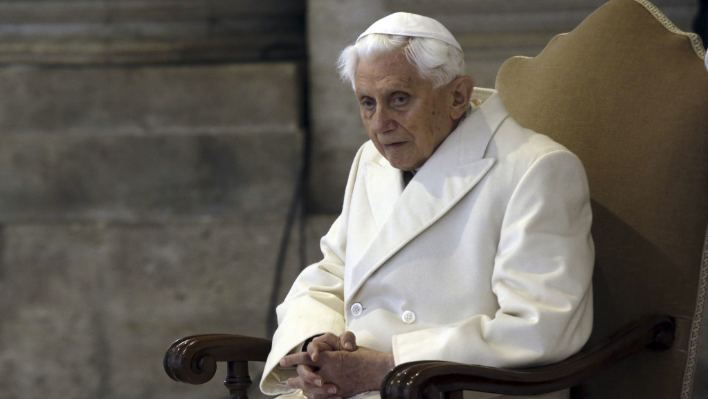 Bivši papa Benedikt XVI "veoma bolestan", papa Franja pozvao vernike na molitvu