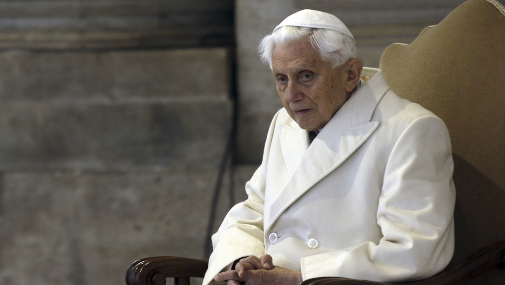 Bivši papa Benedikt XVI "veoma bolestan", papa Franja pozvao vernike na molitvu