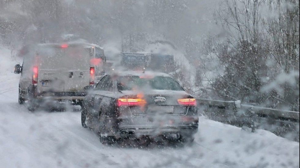 Snežna mećava paralisala saobraćaj na magistrali ka Crnoj Gori: Kod Nove Varoši šleperi stoje poprečeni na kolovozu