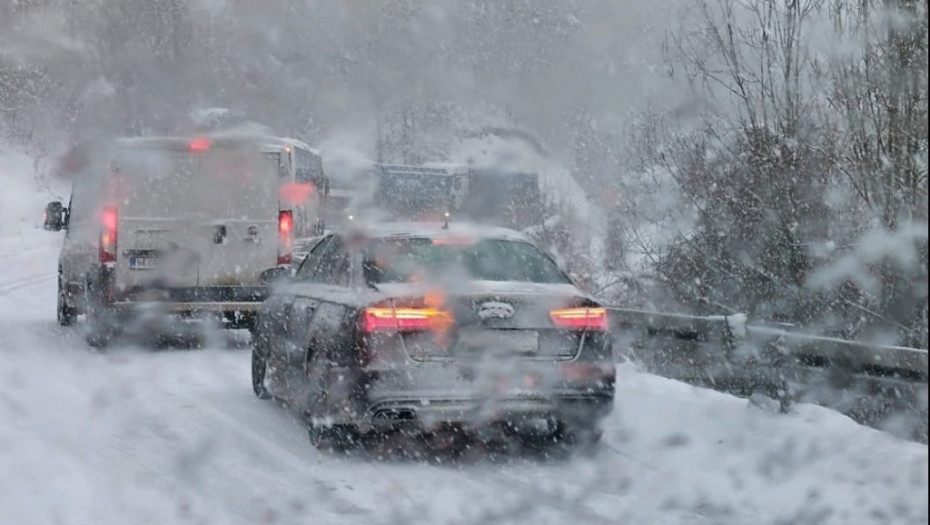 Snežna mećava paralisala saobraćaj na magistrali ka Crnoj Gori: Kod Nove Varoši šleperi stoje poprečeni na kolovozu