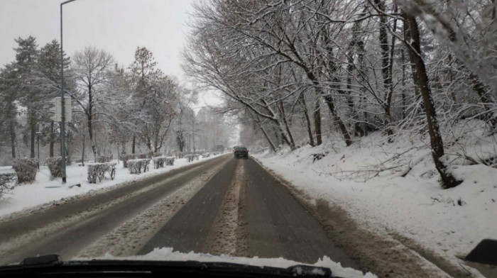 Sneg i dalje pada u jugoistočnoj Srbiji, upozorenje vozačima na vlažne i klizave kolovoze