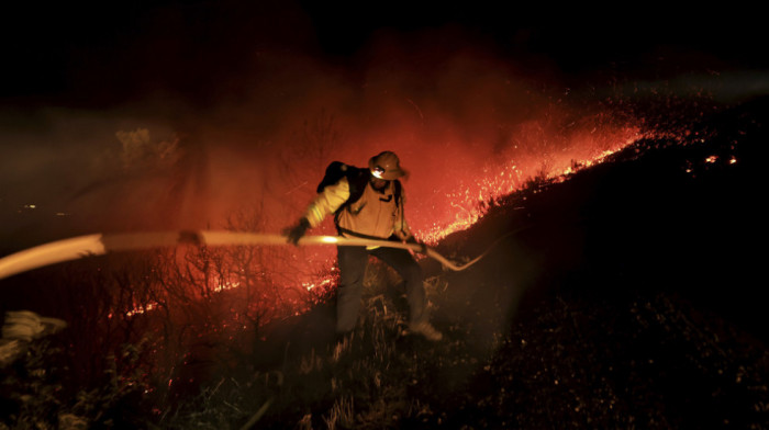 "Nadrealni požar" u Kaliforniji: Zatvoren auto-put, naređena evakuacija stanovništva