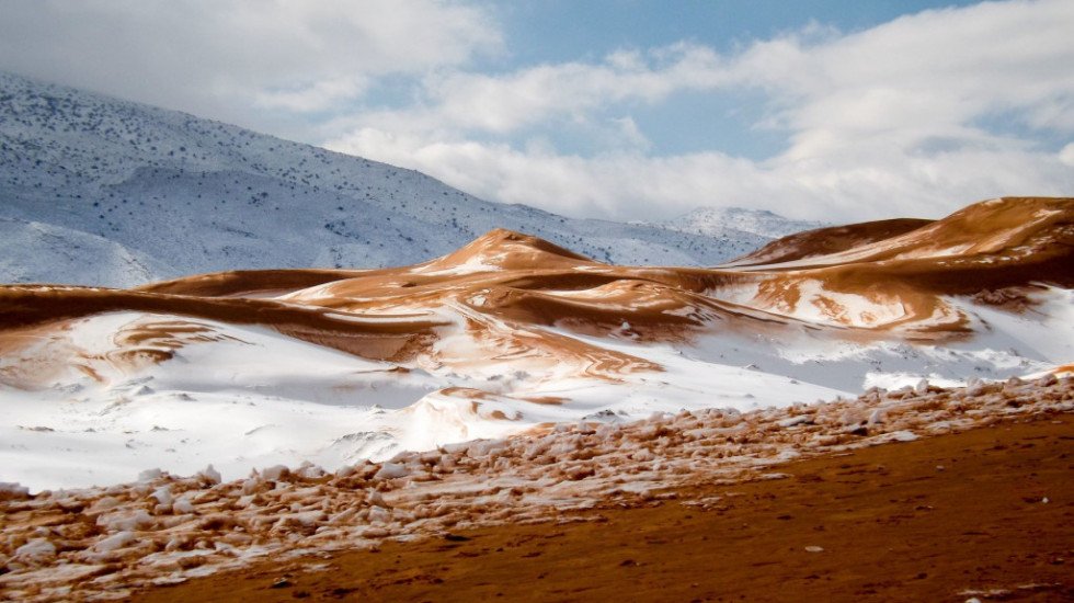 Fotografije snega u Sahari obilaze svet: Šta je izazvalo ovaj izuzetno redak fenomen?