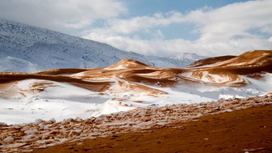 Fotografije snega u Sahari obilaze svet: Šta je izazvalo ovaj izuzetno redak fenomen?