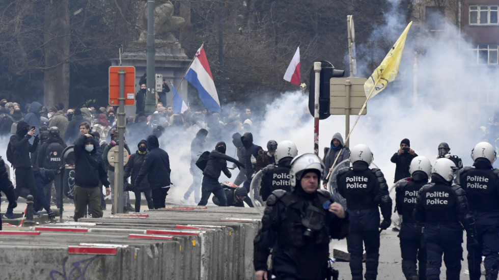 Demonstranti protiv epidemioloških mera u Briselu pozivaju na smenu vlade