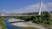 Mladić skočio u Moraču da bi spasio ženu koja se bacila s Visećeg mosta u Podgorici