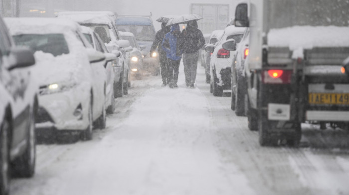 Sneg napravio haos u Atini: Ljudi zarobljeni na autoputu više od sedam sati, vanredno stanje u više oblasti Grčke