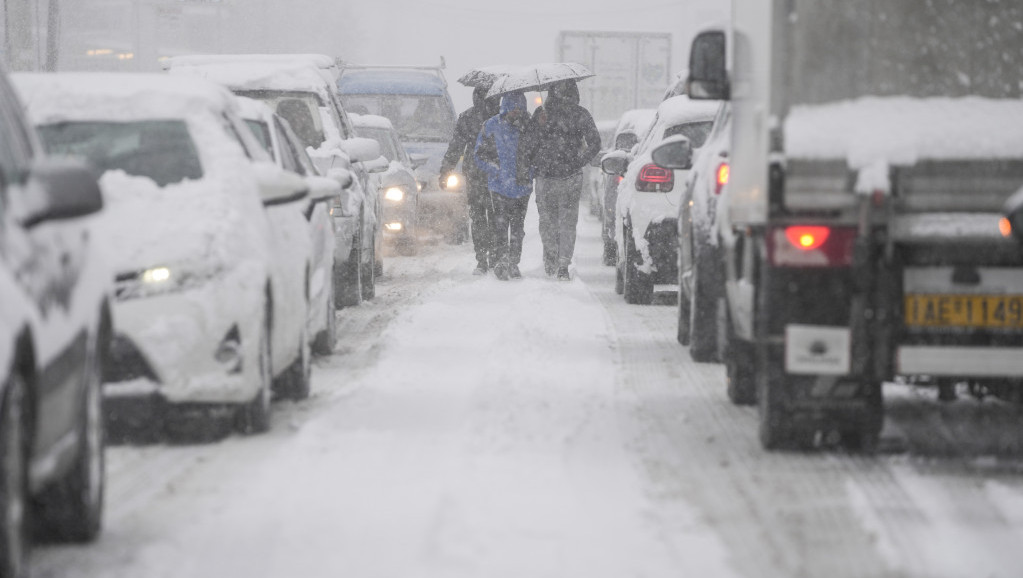 Sneg napravio haos u Atini: Ljudi zarobljeni na autoputu više od sedam sati, vanredno stanje u više oblasti Grčke