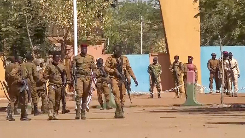 Vojni puč u Burkini Faso: Vojska raspustila vladu, svrgnula predsednika i suspendovala Ustav