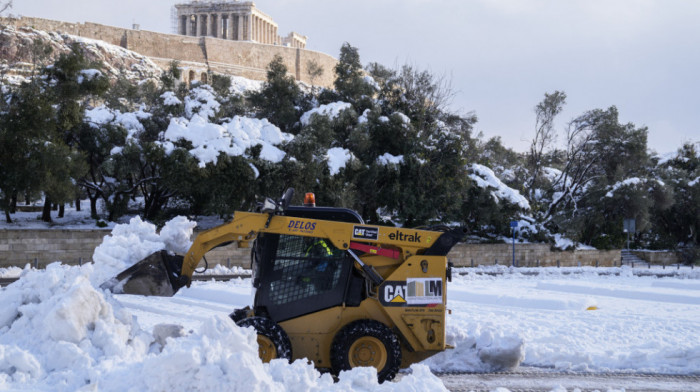 Snežna oluja paralisala Grčku: Sa glavne atinske obilaznice evakuisano 3.500 ljudi