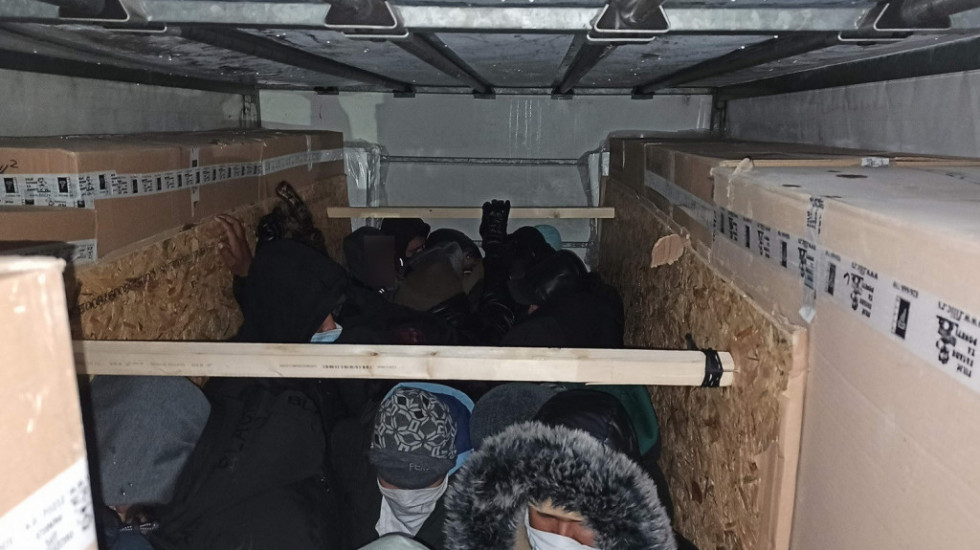 Grupa od 24 migranta otkrivena u kamionu na granici, skrivali se u tovaru robe