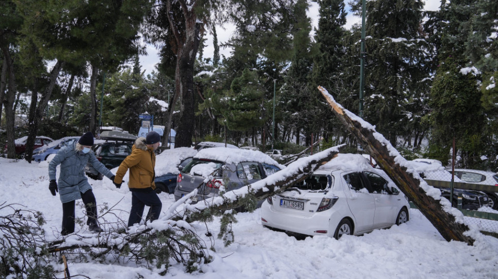 VIDEO Snežna oluja izazvala haosu u Atini i Istanbulu: Spasilačke ekipe ceo dan čistile blokirane saobraćajnice