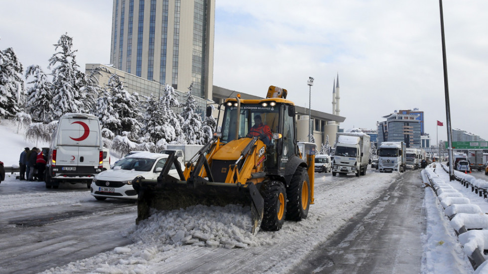 Oko 20.000 domaćinstava u Turskoj i dalje bez struje zbog snega