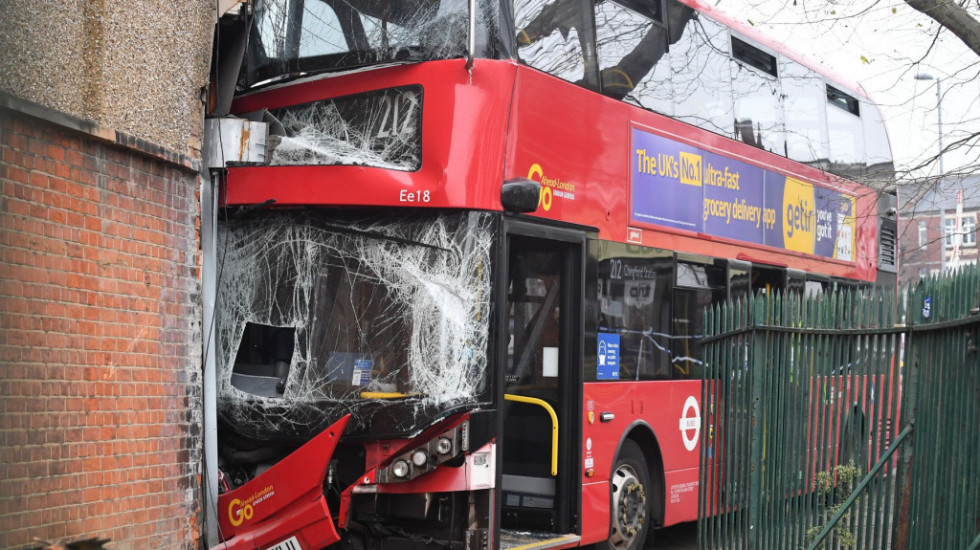 Autobus pun đaka udario u zid zgrade  u Londonu, povređeno 19 osoba