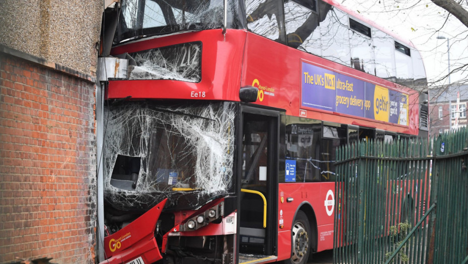 Autobus pun đaka udario u zid zgrade u Londonu, povređeno 19 osoba