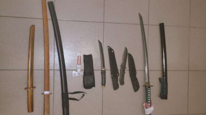 Noževi, sekirice, katana: Carinici na prelazu Bajmok sprečili krijumčarenje hladnog oružja