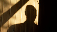 "Uplašena je, nigde ne izlazi": Osumnjičeni za seksualno zlostavljanje devojčice pušten na slobodu, porodica ogorčena