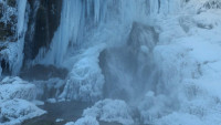 Zimska bajka na Zlatiboru: Zamrznuti slapovi najlepšeg vodopada očaravaju sve posetioce