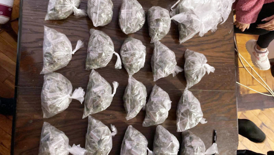 Policija uhapsila mladića u Zemunu, u kući pronađeno 600 paketića sa marihuanom