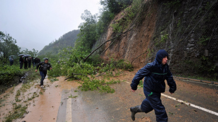 Odron obustavio saobraćaj na graničnom prelazu Brodarevo, do Crne Gore preko Jabuke