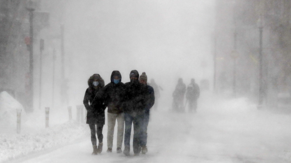 Istorijska oluja u SAD: Sneg zatrpao istok zemlje, hiljade bez struje, rafovi opustošeni - strahuje se od bomba-ciklona