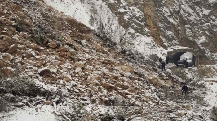 Odron zatrpao put - već dva dana obustavljen saobraćaj ka Crnoj Gori