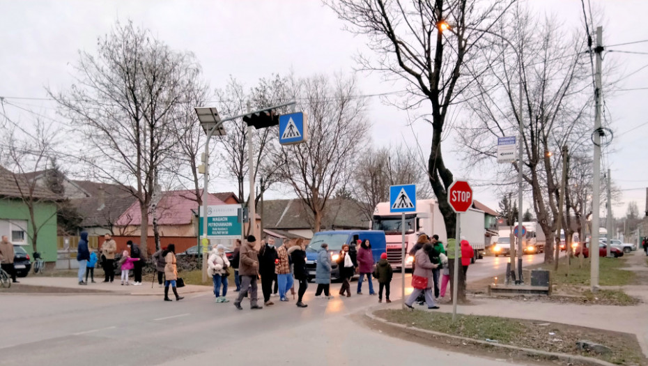 Protest meštana Petrovaradina zbog učestalih saobraćajnih nesreća: "Kamioni ovuda stalno prolaze i nije bezbedno"