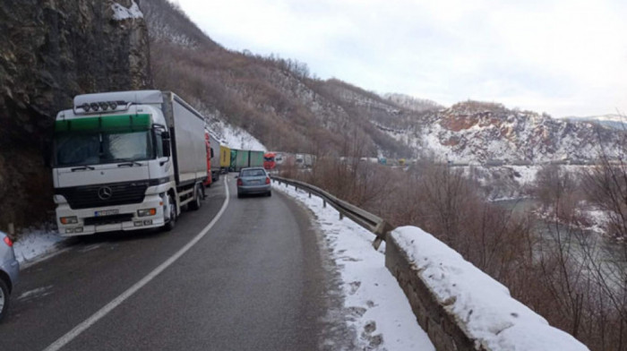 Uspostavljen saobraćaj na graničnom prelazu Gostun, vozila se kreću naizmenično zbog odrona
