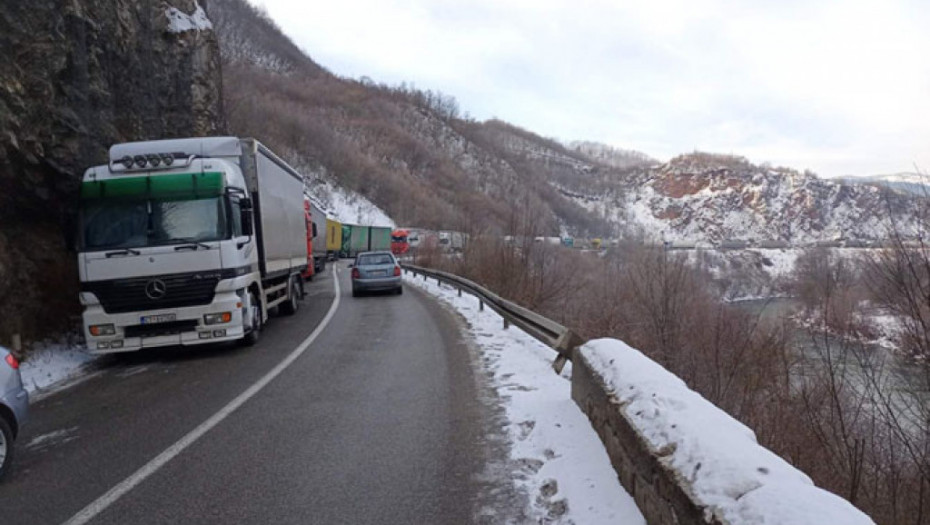Uspostavljen saobraćaj na graničnom prelazu Gostun, vozila se kreću naizmenično zbog odrona