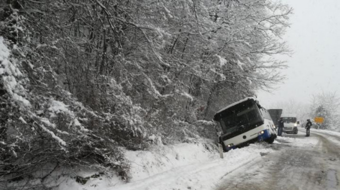 Autobus i automobil sleteli s puta na deonici Blace-Kruševac, nema infromacija o povređenima