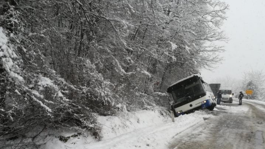 Autobus i automobil sleteli s puta na deonici Blace-Kruševac, nema infromacija o povređenima