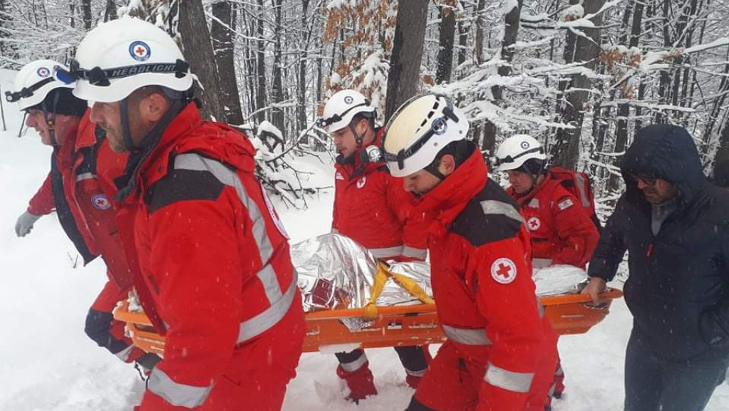 Evakuacija u Ivanjici: Članovi Crvenog krsta na rukama nosili nepokretnog bolesnika kroz sneg