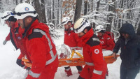 Evakuacija u Ivanjici: Članovi Crvenog krsta na rukama nosili nepokretnog bolesnika kroz sneg