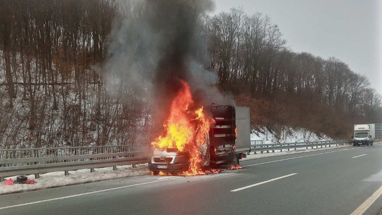 Zapalio se kamion na auto-putu "Miloš Veliki", nema povređenih